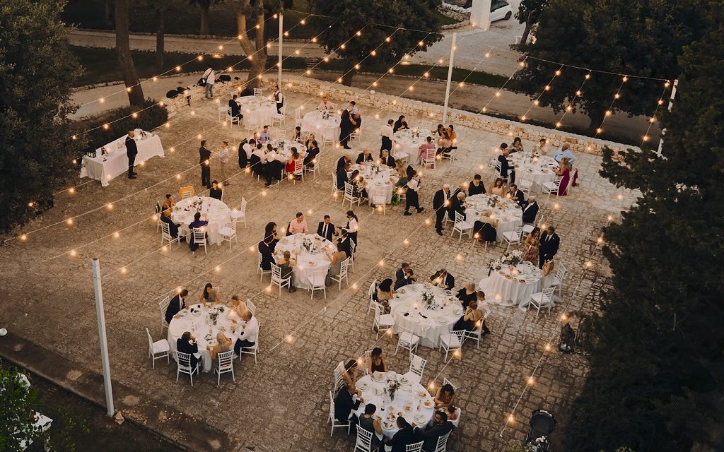 Sala ristorante immersa nel verde nel relais in masseria storica tra i trulli