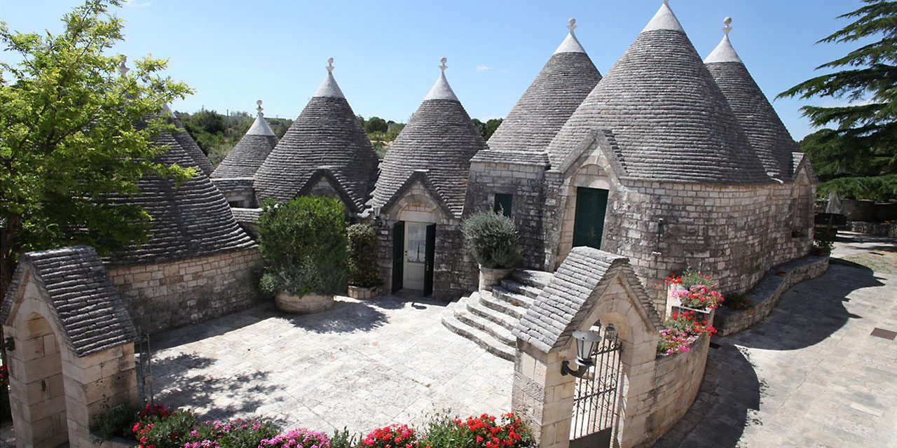 Struttura composta da Masseria e un Borgo di 28 autentici Trulli pugliesi in Valle d'Itria con piscina all'aperto