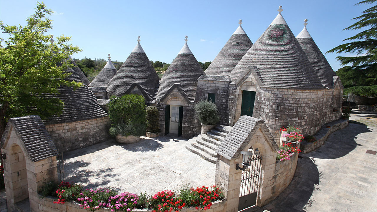 Struttura composta da Masseria e un Borgo di 28 autentici Trulli pugliesi in Valle d'Itria con piscina all'aperto