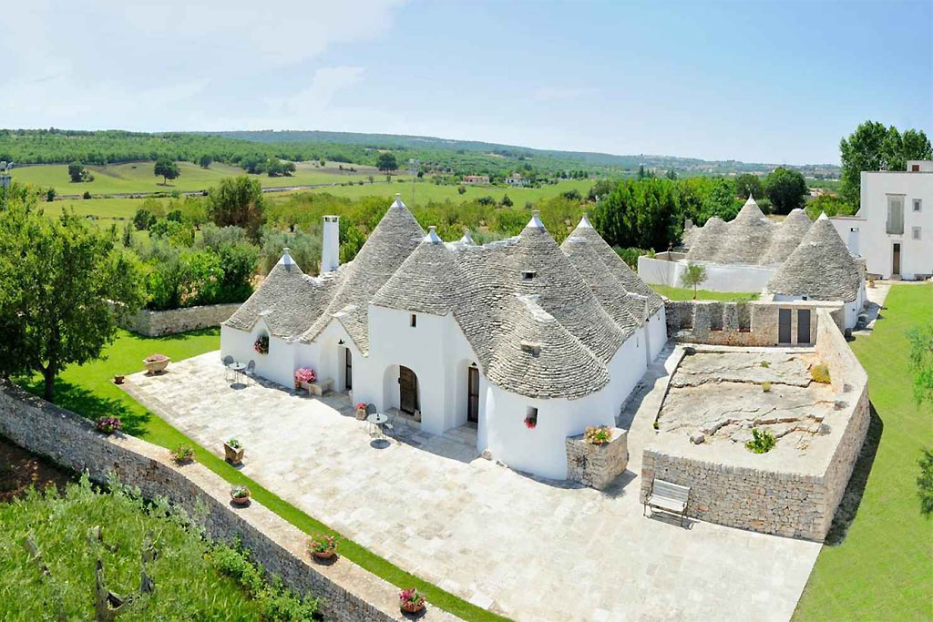 Hotel 4 stelle con borgo di trulli e piscina in Valle d'Itria Alberobello per vacanze in puglia