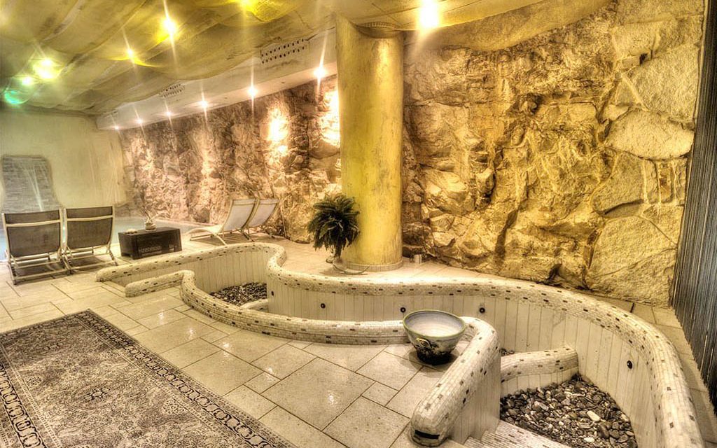 SPA con con piscina coperta, sauna finlandese, docce emozionali