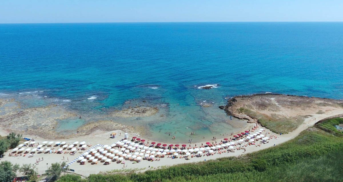 Spiaggia a pochi metri dal villaggio