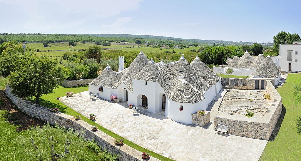 Hotel 4 stelle con borgo di trulli e piscina in Valle d'Itria Alberobello per vacanze in puglia