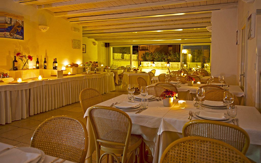 Sala ristorante in dimora storica 4 stelle in provincia di Bari (Conversano) con proposte di piatti tipici pugliesi